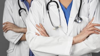 Buenas noticias para los médicos | El Gobierno prorroga la jubilación activa un año: se podrá cobrar la pensión mientras se trabaja