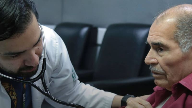 Según el IMSS, un médico de primer nivel de atención en el IMSS gana con el nuevo amento 53,396 pesos al mes.