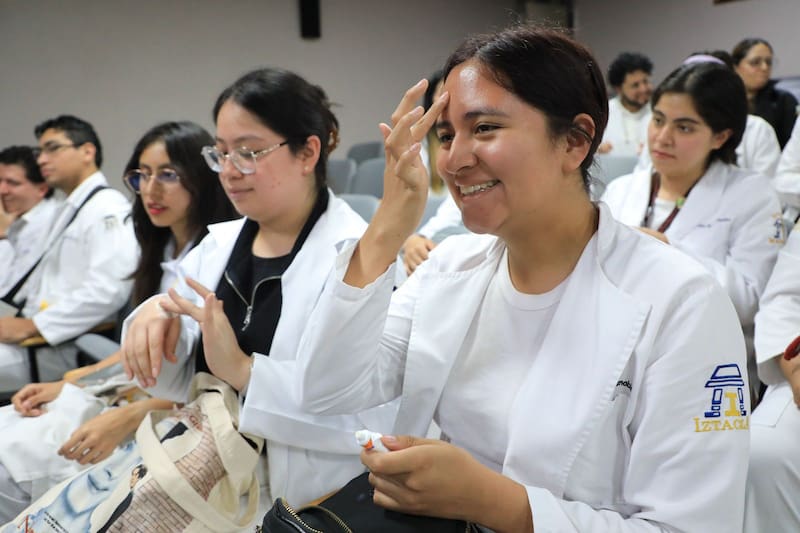 "La edad promedio de Médicos Generales y Especialistas fue de 42.6 años. La fuerza laboral se distribuyó en 50% hombres con un salario promedio de $11.5k MX y, 50% mujeres con salario promedio de $11.5k MX", DATA MÉXICO.
