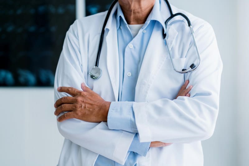La nueva directiva implica que las solicitudes relacionadas con médicos internacionales volverán a avanzar dentro del sistema migratorio. Imagen: Magnific.