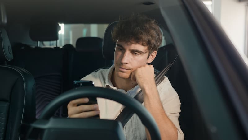 Oficial | Sancionarán a todos los conductores que utilicen el teléfono en semáforos o carreteras incluso si está en modo manos libres
