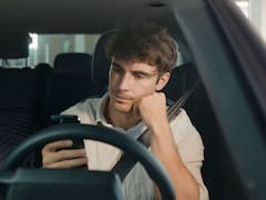 Atención conductores: habrá multas por usar el celular incluso con el vehículo completamente detenido