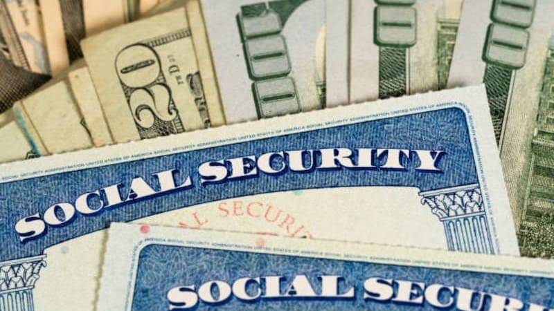 El beneficio promedio de un jubilado ronda los 2,095 dólares por mes en 2026 (Fuente: Shutterstock).