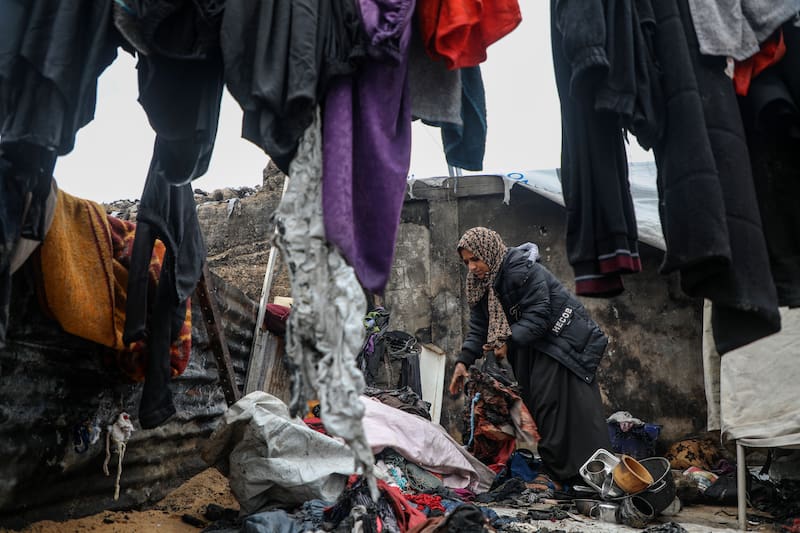 (260102) -- GAZA, 2 enero, 2026 (Xinhua) -- Una mujer palestina desplazada inspecciona los daños causados a su tienda de campaña provisional tras un incendio que se produjo la noche anterior, en la Ciudad de Gaza, el 2 de enero de 2026. (Xinhua/Rizek Abdeljawad) (oa) (ra) (vf)