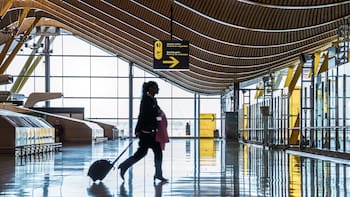 Drenaje de dólares: por cada extranjero que llegó, salieron dos argentinos al exterior en 2025