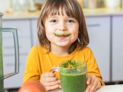 Para qué sirve el batido verde con plátano, fresas, limón mezclado con espinacas en los niños recomendado por Clínica Mayo