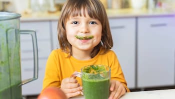 Para qué sirve el batido verde con plátano, fresas, limón mezclado con espinacas en los niños recomendado por Clínica Mayo