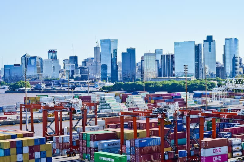 Menor demanda de dólares de los importadores. En el primer trimestre, las importaciones cayeron 7,3%