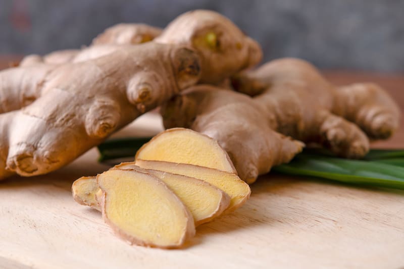 El jengibre es una raíz aromática que puede hervirse con canela y cáscaras de naranja para crear un aromatizante natural. Fuente: archivo.