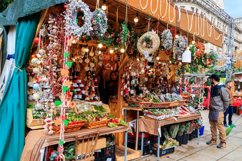 El espíritu de la Navidad cobra vida en los mercados al aire libre, repletos de cultura local, gastronomía y propuestas artesanales.