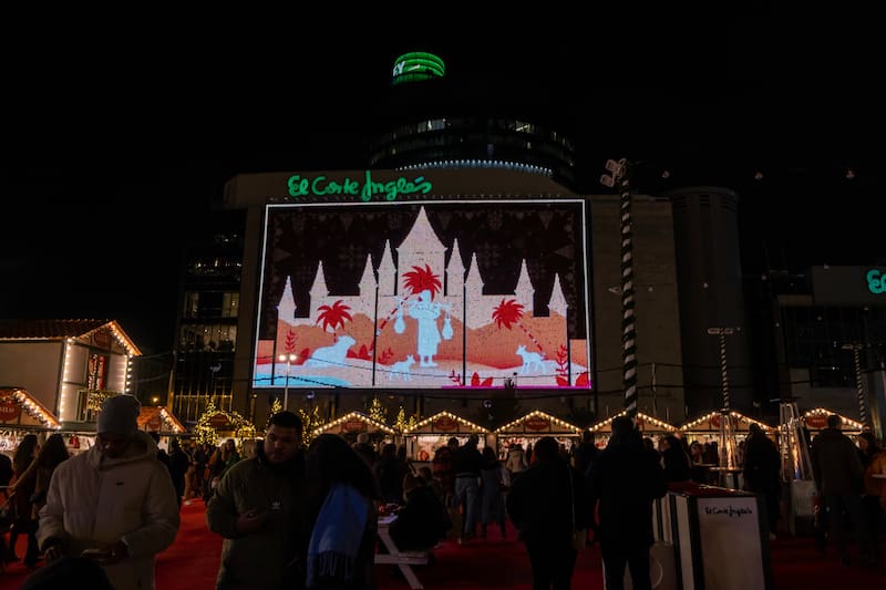 El Corte Inglés ofrece una cuidada selección de decoración navideña, belenes artesanales y productos típicos en sus mercados festivos.