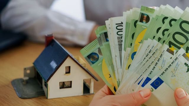 Mercado inmobiliario: la compra de viviendas en España vuelve a caer en octubre, aunque el mercado de segunda mano crece