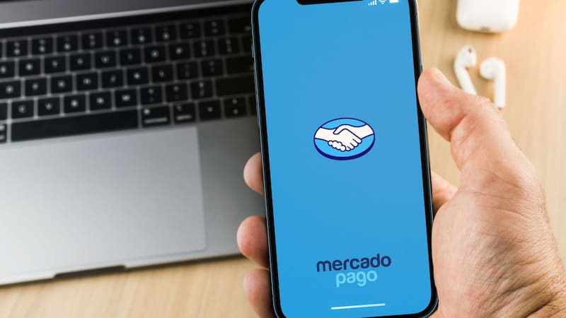**Estrategias para maximizar el rendimiento de los saldos**
Los analistas financieros aconsejan prestar especial atención a los términos y condiciones de cada plataforma para evitar pérdidas de rentabilidad. Muchas de las tasas más atractivas del mercado exigen cumplir con ciertos requisitos previa activación, como la acreditación del sueldo en la entidad o el consumo mínimo mensual con tarjetas asociadas, además de establecer topes de dinero sobre los cuales se aplican dichos intereses.
Mercado Pago, Naranja X o Ualá: cuál es la cuenta virtual que más te paga por guardar tus pesos (y hay una que por mucho)