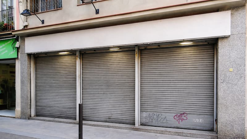 El cierre de una tienda centenaria en Barcelona tras la jubilación de sus dueños refleja el impacto del relevo generacional en el comercio tradicional y su continuidad en las ciudades.