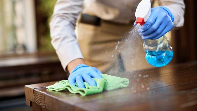 A las mesas de madera hay que limpiarlas en el sentido de la beta, sin frotar ni arañar. Foto: Freepik.