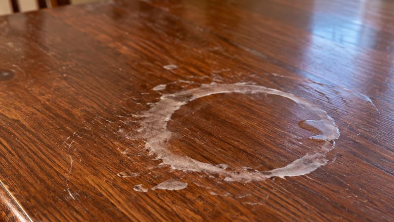 Neither vinegar nor baking soda: the simple trick to remove any water stain from wood tables.