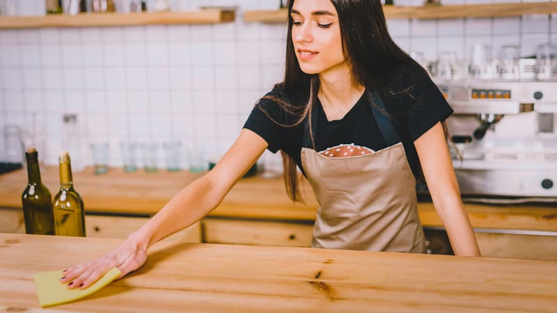A las mesas de madera hay que limpiarlas en el sentido de la beta, sin frotar ni arañar. Foto: Freepik.