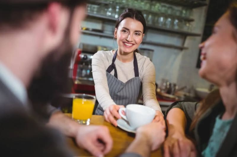 Salario de meseros sin propinas.