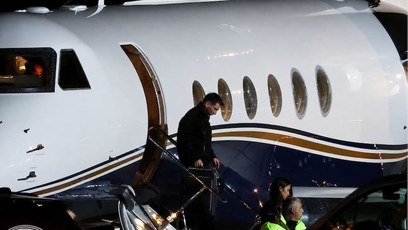 La primera imagen de Lionel Messi al aterrizar en Rosario para despedir a su papá. Foto: captura de pantalla.