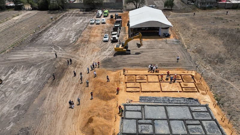 niciamos con la construcción de 96 viviendas, para beneficio de 384 mexiquenses y la meta son 36 mil viviendas en todo el Edomex.