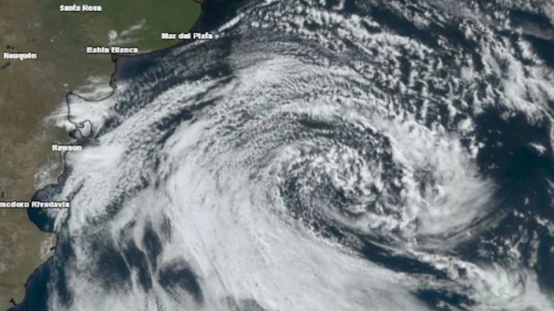 Se viene un ciclón extratropical con 48 horas de ráfagas de 140 km/h y olas de 12 metros: las zonas afectadas. Foto (Meteored)