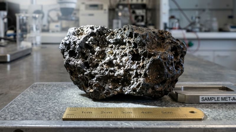 Científicos descubrieron un meteorito marciano de 4400 millones de años atrás: es lla primera gema “granate” extraterrestre. (Imagen representativa generada con IA)