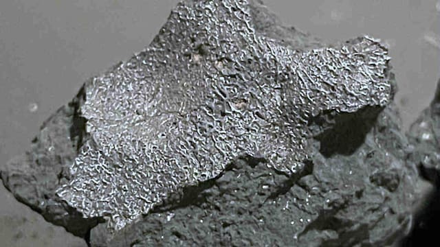 El meteorito que impactó el techo de una casa podría cambiar lo que sabemos sobre el origen de la vida y la humanidad