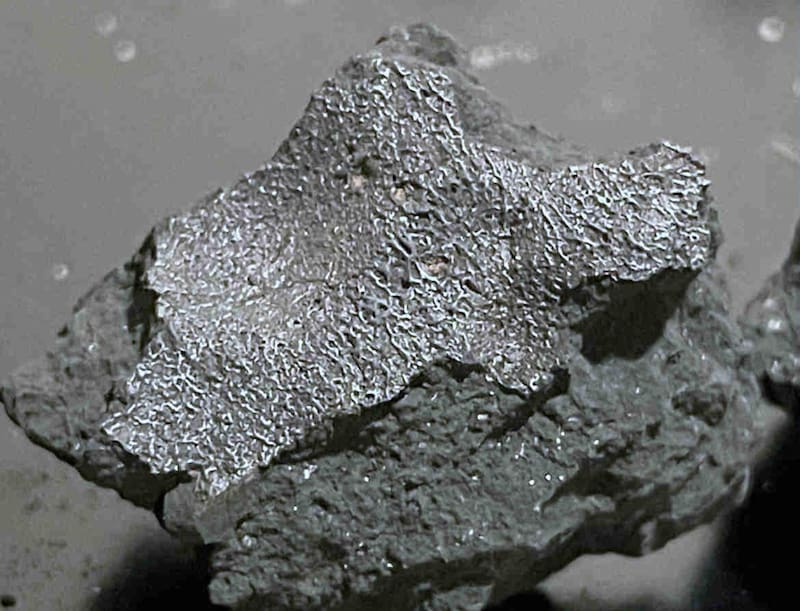 USA2324. LOS ÁNGELES (ESTADOS UNIDOS), 16/07/2026.- Fotografía cedida por SETI Institute donde se muestra un fragmento del meteorito de Hillsborough, que impactó contra una vivienda en Nueva Jersey el 16 de julio de 2024, y que se fracturó al impactar, dejando al descubierto un interior intacto. Un meteorito que atravesó el tejado de una vivienda en Nueva Jersey se ha convertido en uno de "los más valiosos científicamente" jamás recuperados, al contener una diversa gama de compuestos que ayudan a comprender que componentes básicos de la vida pudieron haber llegado a la Tierra primitiva, según informaron investigadores. EFE/SETI Institute /SOLO USO EDITORIAL /NO VENTAS /SOLO DISPONIBLE PARA ILUSTRAR LA NOTICIA QUE ACOMPAÑA /CRÉDITO OBLIGATORIO