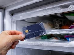 Meter la tarjeta de crédito en el congelador: para qué sirve y por qué lo recomiendan