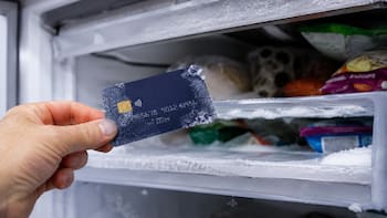 Meter la tarjeta de crédito en el congelador: para qué sirve y por qué lo recomiendan