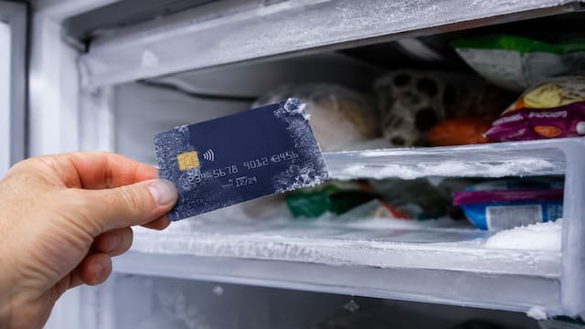 Meter la tarjeta de crédito en el congelador: para qué sirve y por qué lo recomiendan