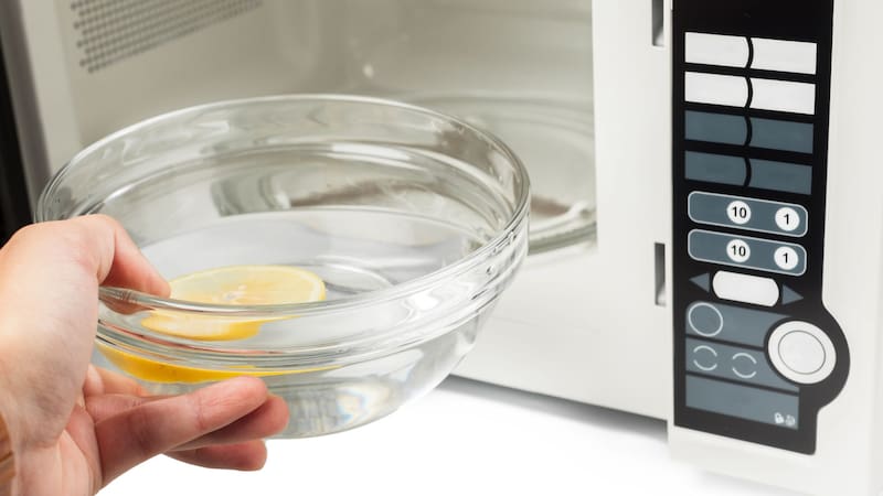 Meter una cuchara dentro del microondas: por qué lo recomiendan y para qué sirve. Foto: Freepik