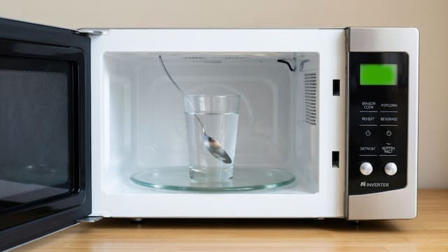 Meter una cuchara dentro del microondas: por qué lo recomiendan y para qué sirve