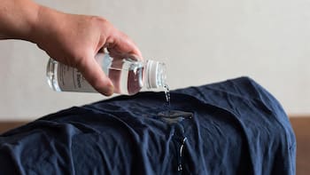 Adiós olor a humedad en la ropa: el método casero con vinagre blanco que está reemplazando a los suavizantes y productos químicos en miles de hogares
