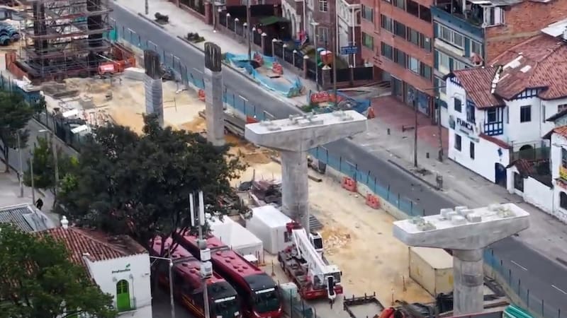 Construcción del Metro de Bogotá sobre avenida Caracas en 2025.
