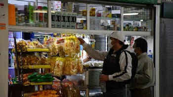 Adiós para siempre a los gritos de “llévale, llévale” en el Metro: los vendedores tienen tiempo límite para cambiar la estrategia de venta y deberán ir uniformados