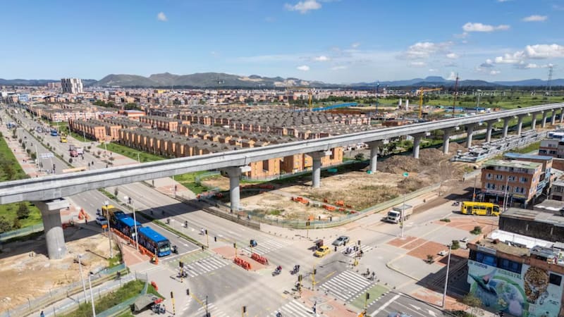 El proyecto acumula diferencias frente al cronograma en estaciones, accesos, vías y espacio público. La Contraloría asumió el control fiscal integral y mantuvo un seguimiento permanente sobre las obras.