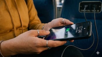 El Metrobús cambiará para siempre: ahora las unidades tendrán cargadores y los pasajeros podrán cargar sus dispositivos mientras viajan