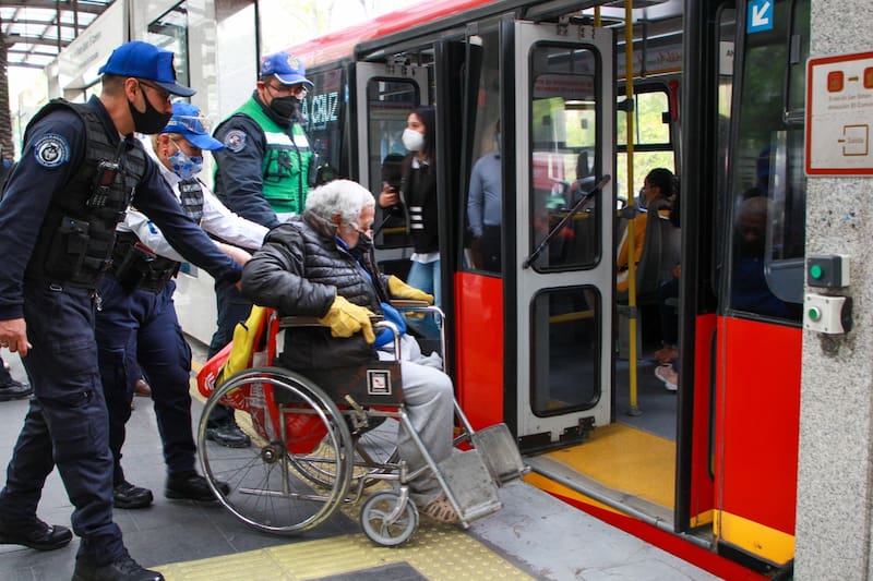 ¿Quiénes pueden usar los ascensores en el Metrobús?