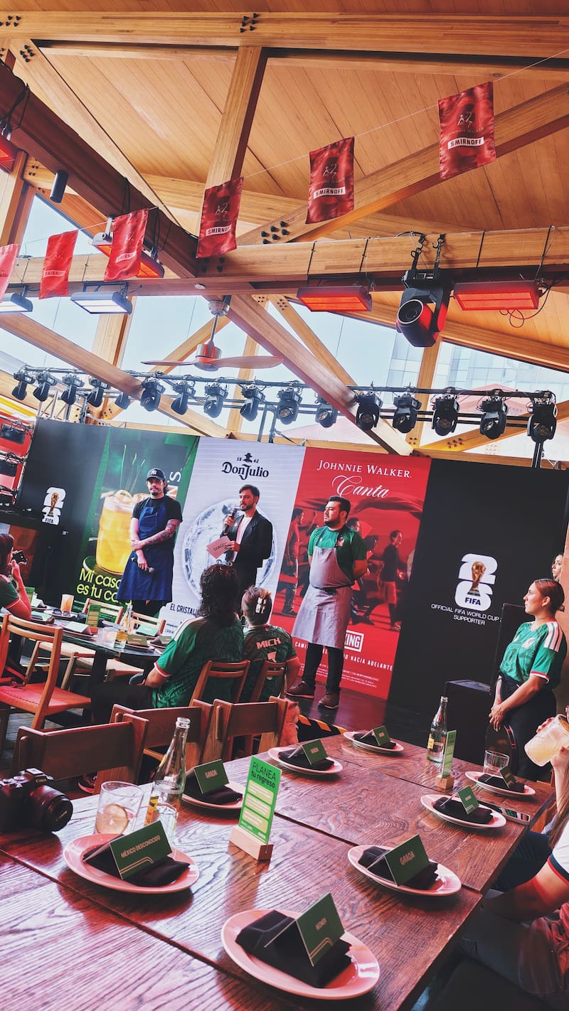 Mexicanos preparándose para la inauguración del Mundial en activación de Diageo.