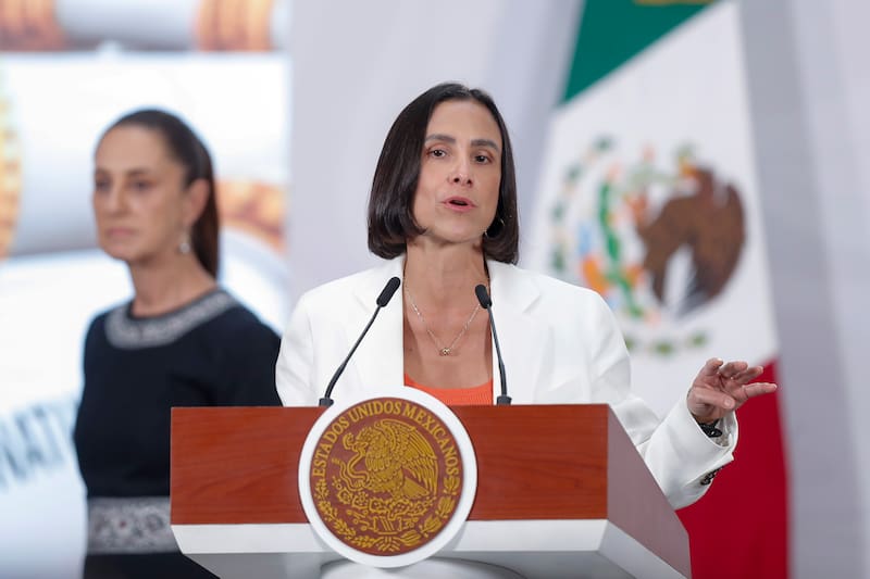 La secretaria de Energía, Luz Elena González, habla durante una rueda de prensa este jueves, en Palacio Nacional de Ciudad de México.
