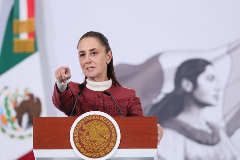 MEX2485. CIUDAD DE MÉXICO (MÉXICO), 12/01/2026.- La presidenta de México, Claudia Sheinbaum, habla durante una rueda de prensa este lunes, en el Palacio Nacional de la Ciudad de México (México). Sheinbaum expresó su confianza en que el proceso de revisión del Tratado entre México, Estados Unidos y Canadá (T-MEC), previsto para este año, concluirá de manera positiva, pese a las tensiones que puedan surgir, al considerar que mantener el acuerdo comercial conviene a los tres países. EFE/Mario Guzmán