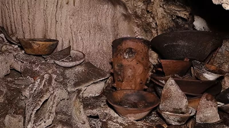México descubre 179 piezas prehispánicas en una cueva ritual de la cultura zoque.