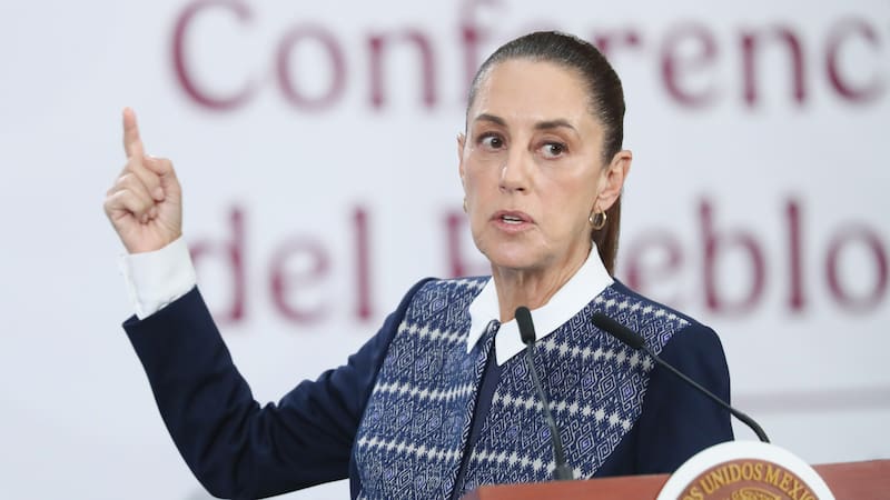 La presidenta de México, Claudia Sheinbaum, habla durante una rueda de prensa, en el Palacio Nacional de la Ciudad de México (México). EFE/ Mario Guzmán