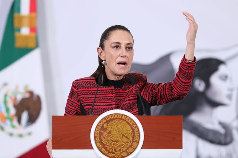 La presidenta de México, Claudia Sheinbaum , habla durante una rueda de prensa este lunes en Palacio Nacional de la Ciudad de México.