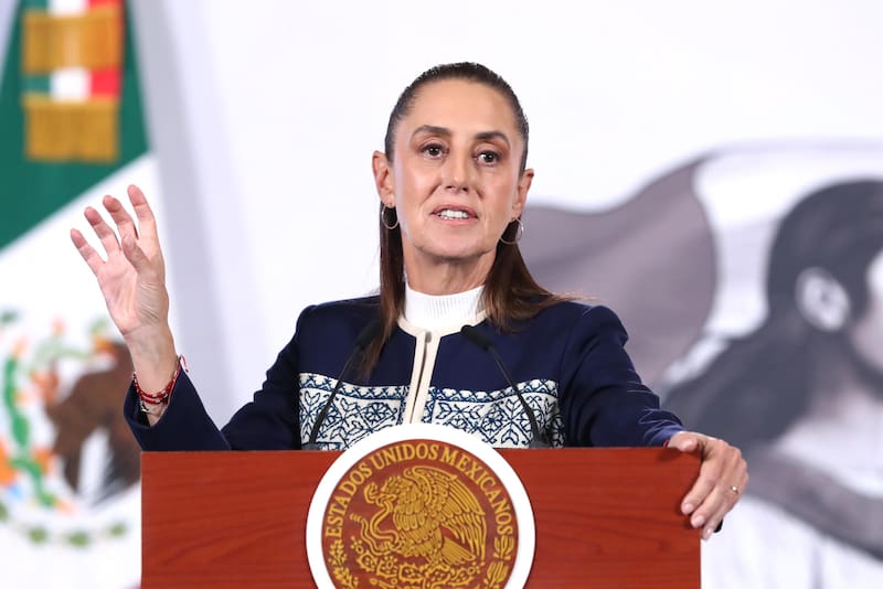 MEX2955. CIUDAD DE MÉXICO (MÉXICO), 19/01/2026.- La presidenta de México, Claudia Sheinbaum, habla durante una rueda de prensa en Palacio Nacional este lunes, en Ciudad de México (México). Sheinbaum anunció que buscará a su homólogo guatemalteco, Bernardo Arévalo, para saber si requiere algún apoyo tras haber declarado estado de sitio durante 30 días en todo el país por una oleada de violencia por parte de las pandillas con ataques a las fuerzas de seguridad y motines en las cárceles. EFE/ Mario Guzmán