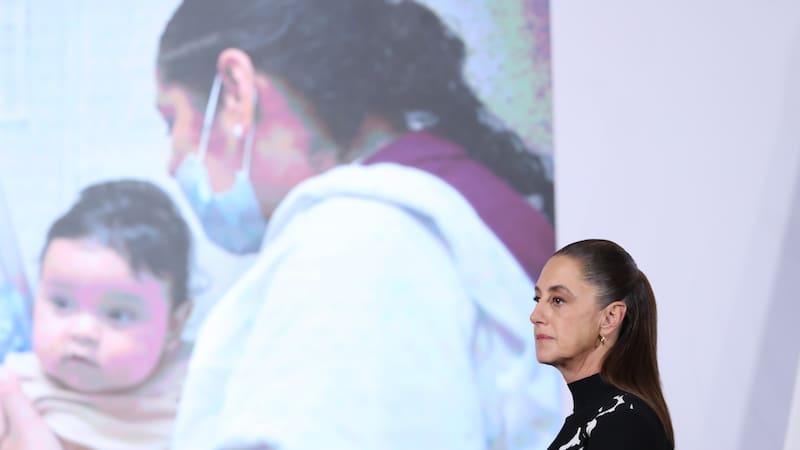 Claudia Sheinbaum pide mantener "la calma" ante brote de sarampión y refuerza vacunación infantil.