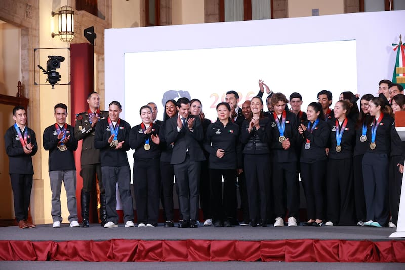 MEX231. CIUDAD DE MÉXICO (MÉXICO), 12/08/2026.- El director de la Comisión Nacional de Cultura Física y Deporte (Conade), Rommel Pacheco (c-i), y la presidenta de México Claudia Sheinbaum (c-d), posan con medallistas al termino de una rueda de prensa este miércoles en Palacio Nacional de la Ciudad de México (México). El Gobierno mexicano otorgará estímulos económicos a atletas y entrenadores por cada una de las 407 medallas obtenidas en los Juegos Centroamericanos y del Caribe, en lugar de reconocer únicamente la mejor presea conseguida por cada deportista. EFE/Mario Guzmán