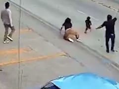 Milagro: el momento en que un hombre salva a una niña pequeña de ser atropellada a la salida del supermercado