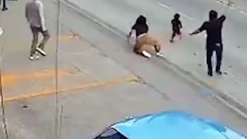 Milagro: el momento en que un hombre salva a una niña pequeña de ser atropellada a la salida del supermercado